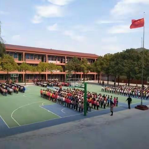 学法守法弘扬宪法精神     教学比武展示教学风采                              ——扶罗小学第十四周记事