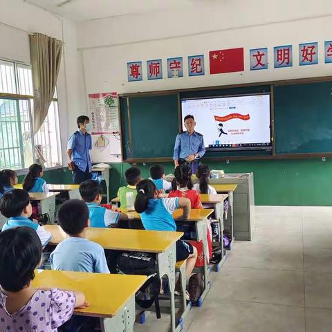 灯芯桥车站深入老关镇油塘小学开展了以“知路 爱路 护路 共筑平安铁路”为主题的宣传教育活动。