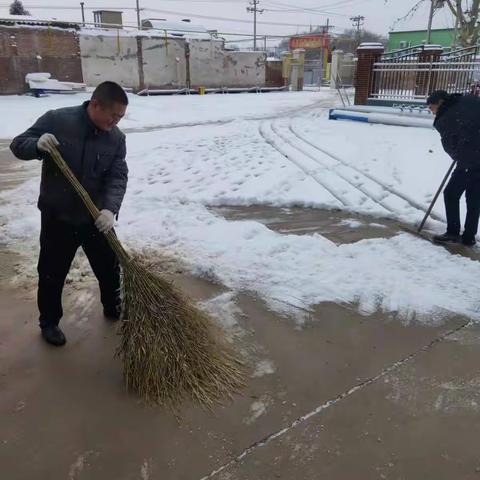 清扫积雪  情暖人心