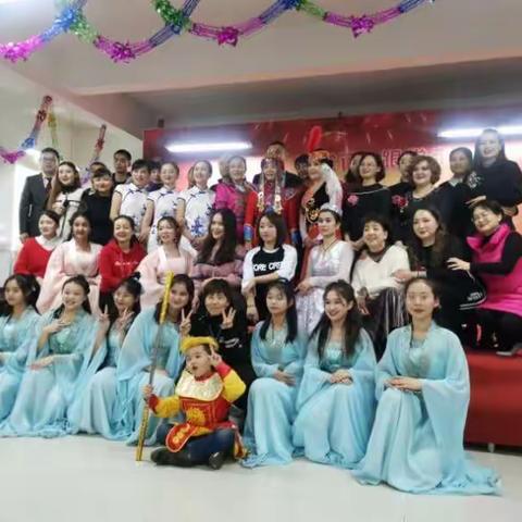 欢歌起舞迎新年  携手奋进话未来                                     ———伊宁市第二中学2020新年联欢会