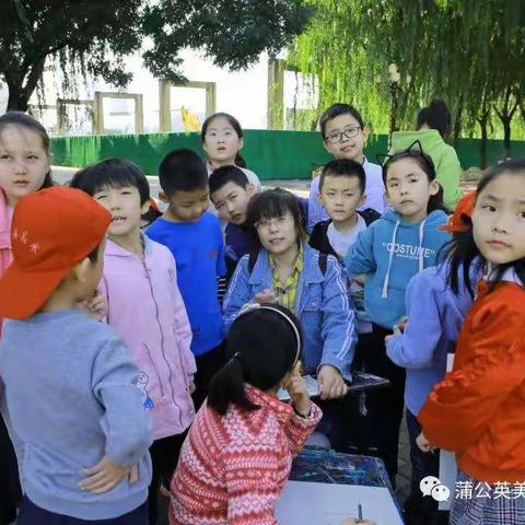 国庆节，蒲公英美术教育组织学员在城南工业公园户外写生。