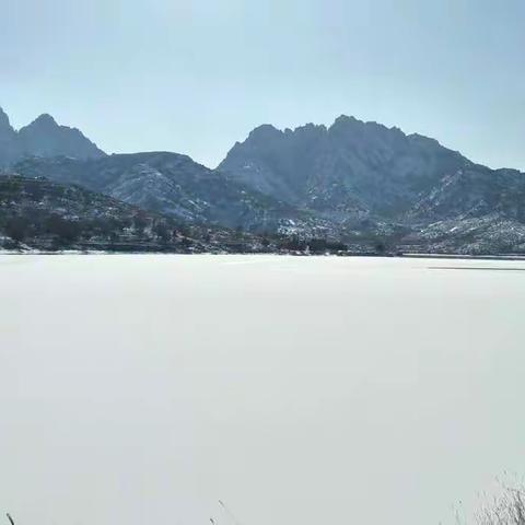 这是一个美丽的小山村，这里青山绿水，空气清新，是您爬山游玩的好去处，美丽的班家村欢迎您！