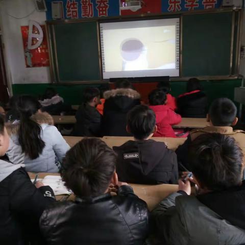 12月6日秦庄小学六年级观看《守护青苹果》教育影片对学生进行隐私安全教育。