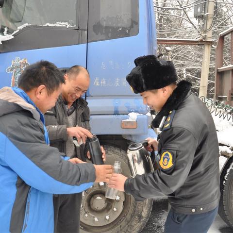 雪天保畅通  路政执勤忙