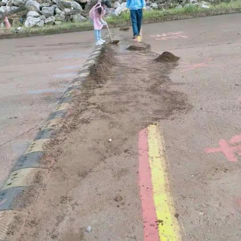 高坡顶站雨后清除淤泥