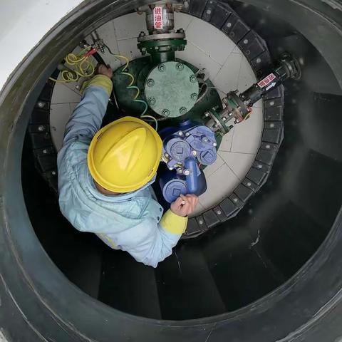 高坡顶冬季组织员工对设进行检查维护