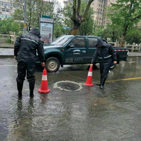 汛情就是命令，天东城管环卫迅速排查重要路段和积水点