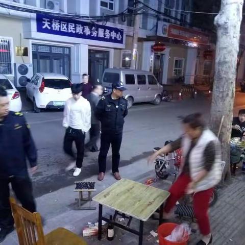 五一假期天桥东城管委坚守岗位，保蓝天、促畅通，加大夜查占道经营力度。