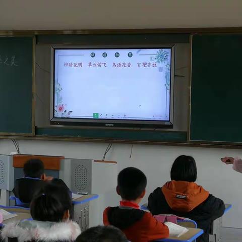 教研促成长 —记大余县新城中心小学东片区语文教研活动