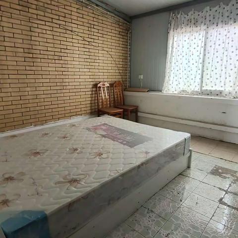 出租:雕像步行街6楼，4/2/2，5800元/年，提前约664703