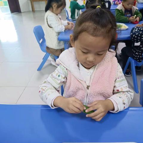 东城街道中心幼儿园小二班——《甜甜的糖果》