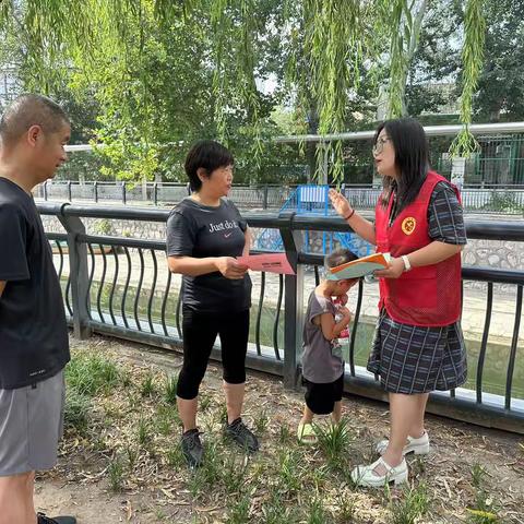 平安小区南社区开展民心河沿岸防溺水党员志愿宣传活动