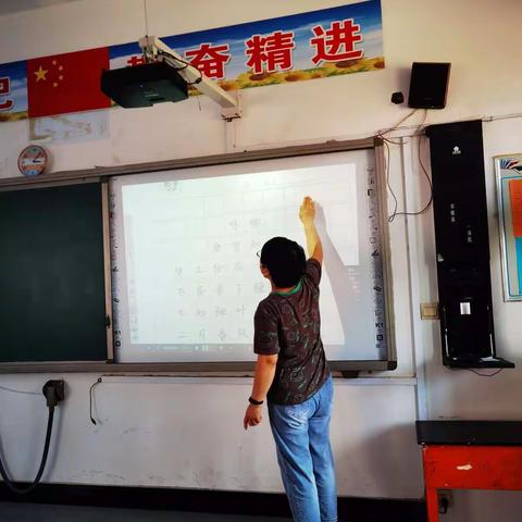 “弘扬民族文化，彰显书法风采”——横城小学二年级书法比赛