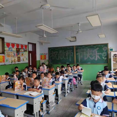 敬爱的老师，亲爱的爸爸、妈妈们，初秋的九月，我们升入了二年级，我们长大了！