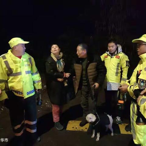 【雨夜冷风寒  真情暖人心】凌晨山地救援队搜寻走失老人