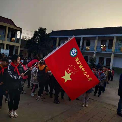 “向国旗敬礼，争做时代好少年”——少先队员的入队仪式潮庄镇中心小学
