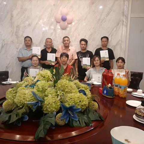 文学爱好者敖鸿贵首次出书并举行赠书仪式