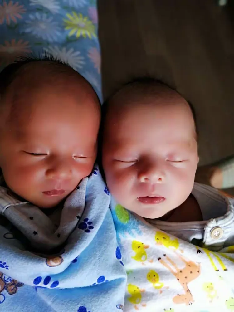 月月和嘟嘟一个月啦!愿姐妹俩健健康康快快乐乐的成长