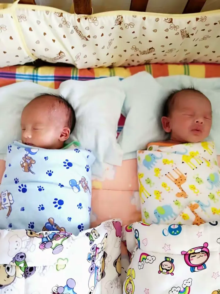 月月和嘟嘟一个月啦!愿姐妹俩健健康康快快乐乐的成长