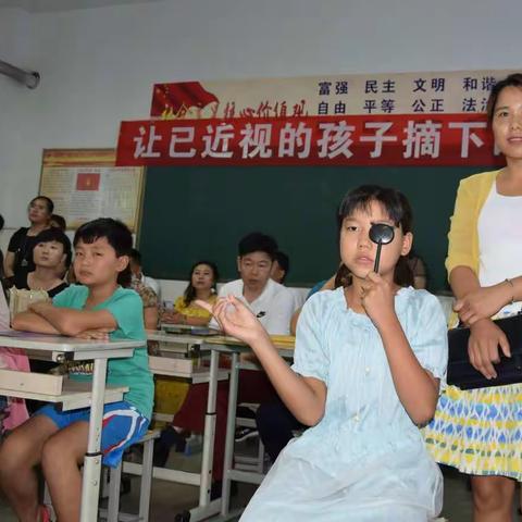 河南中小学生“光明行”摘镜公益活动在郑州港区领航学校启动