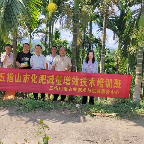 五指山市农技中心推广站和土肥站技术人员到南圣镇展开农业实用技术培训与资料发放