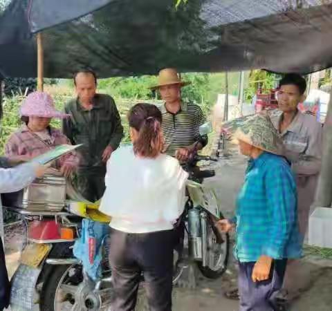 五指山市农技中心土肥站技术人员到毛阳展开测土配方技术指导与资料发放