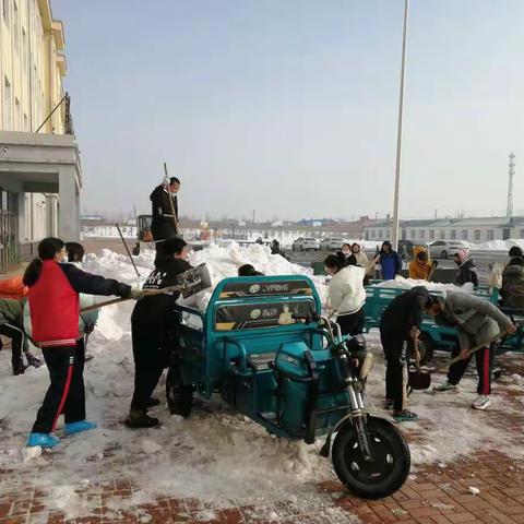 师生家长齐扫雪                            温情脉脉洒校园—先源二中