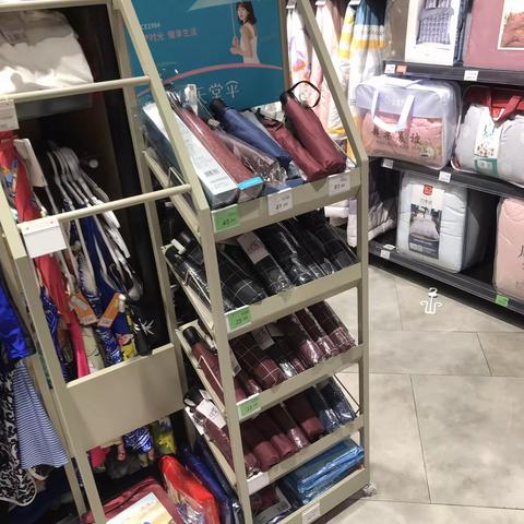 新唐万科店毛巾、天堂伞、合金筷、砧板陈列图片