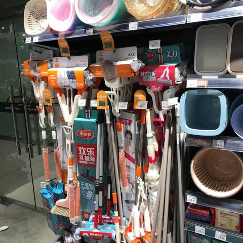 新唐万科自有品牌拖把和整理箱陈列