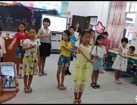 大手牵小手，开心庆“六一”