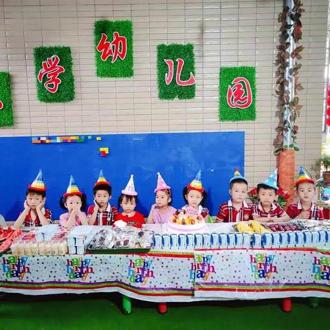 乐学幼儿园招生简章:按学期缴费送艺术写真一套，转介绍按学期缴费的老生新生两人同时优惠200元！😄