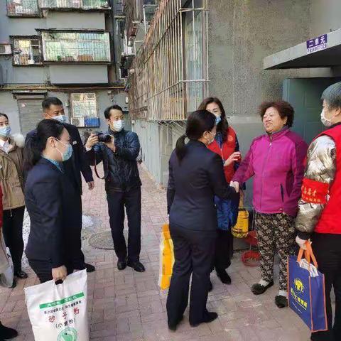 戎馨社区开展一系列学雷锋活动