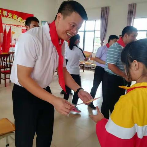 六一慰问 情暖童心 区长叔叔陪我过“六一”一一江州区区长冯波等领导一行儿童节到新和镇第二小学走访慰问