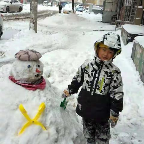 堆雪人，打雪仗  一年级娃娃乐开怀