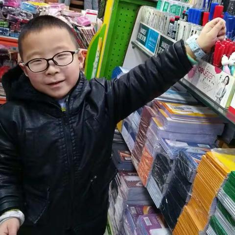 刘基洋开心买文具