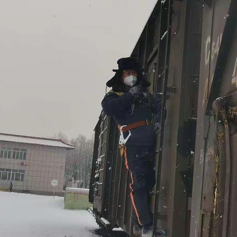 风雪中的逆行者