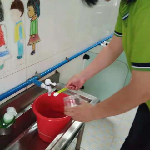 麻榨中心幼儿园——预防秋季传染病全面开展消毒工作