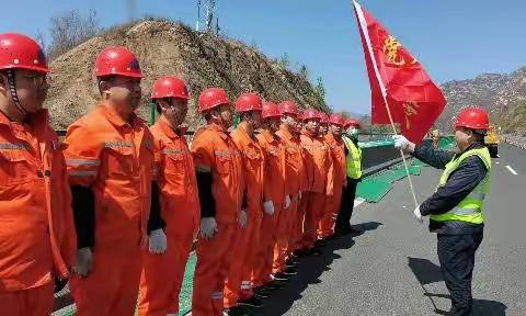 施工一线党旗飘---保阜公司开展主题党日活动