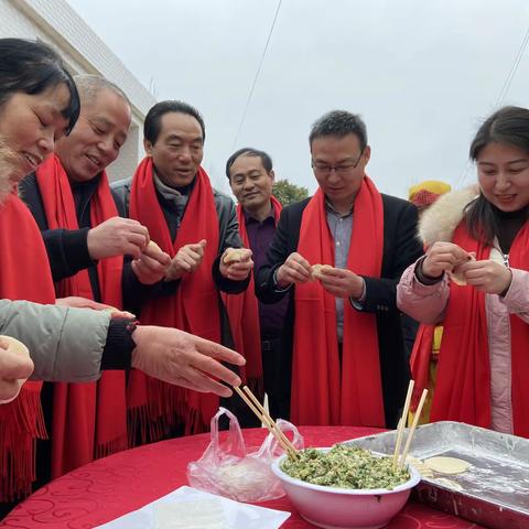 白雀园镇岳寨村彭家湾组织开展幸福饺子宴暨龙灯节年拜会活动