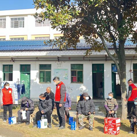 三月学雷锋，情暖敬老院