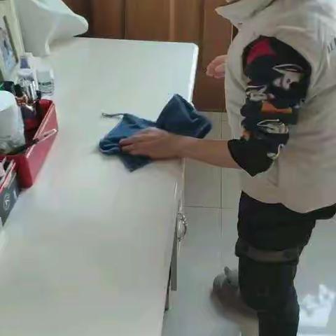 我是池阳小学一年级（1）班李辰奕，我正在参加寒假微实践“迎新春，大扫除"。