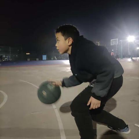 我是池阳小学三年级一班李辰奕，我正在参加池阳小学“微实践做中学”之微运动活动。