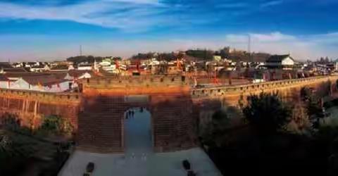 烟雨朦胧登九华  欢声笑语游徽州。