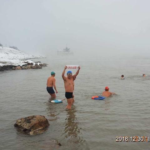 辞旧岁瑞雪呈吉祥                                               迎新春长江追逐浪