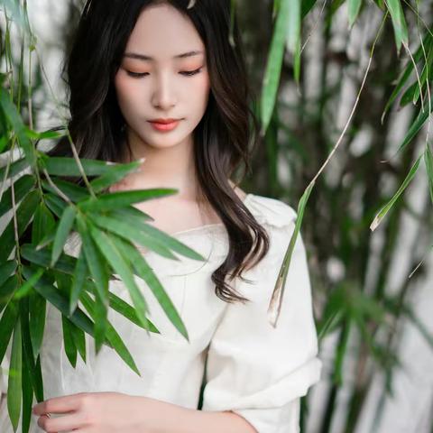 晃动的绿一森林美女写真。