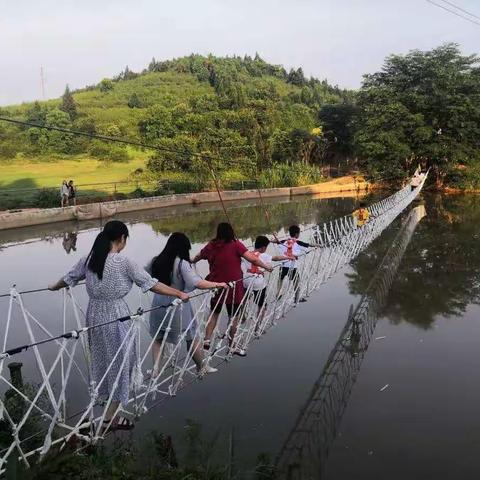 彩虹桥上风光美；蒙古包中茶酒香。