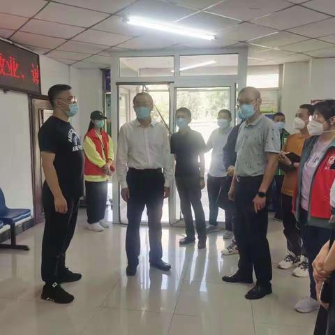 铁西区代区长赵永圣来到霁虹街道实地督导防疫工作
