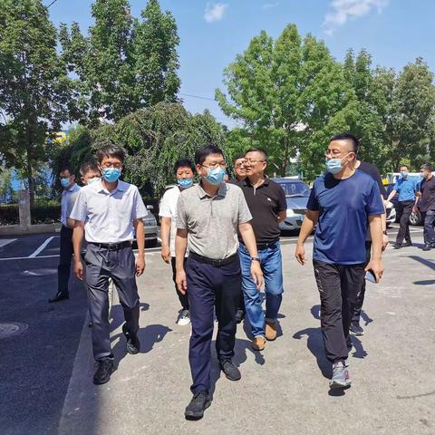 铁西区区长郭忠孝来到霁虹街道督导检查创卫工作