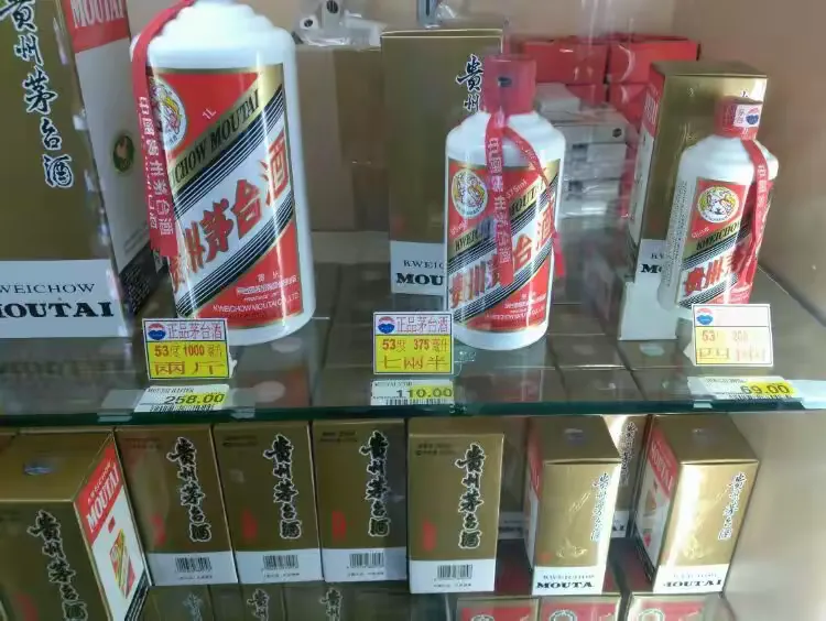 在洛杉矶华人超市看见中国白酒。