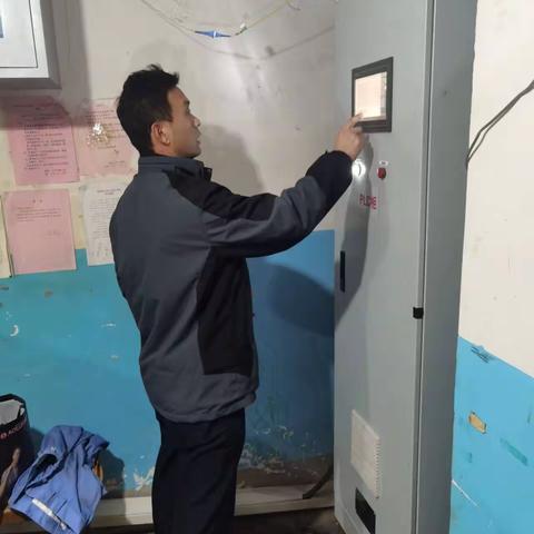 黑夜里默默守护“温暖”的热力人